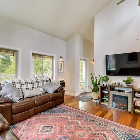 Port Townsend Home Spacious Yard And Mountain Views